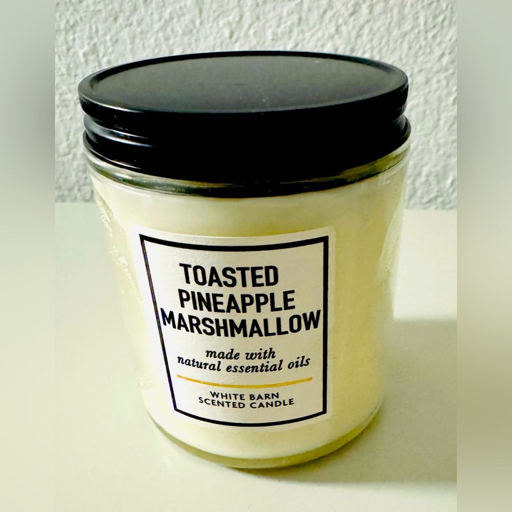 NWT. Bath&Body Works Toasted Pineapple Marshmallow scented single wick candle.